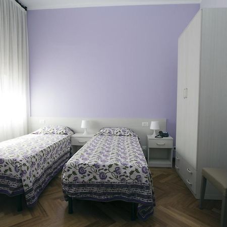 Italy Inn Генуа Стая снимка