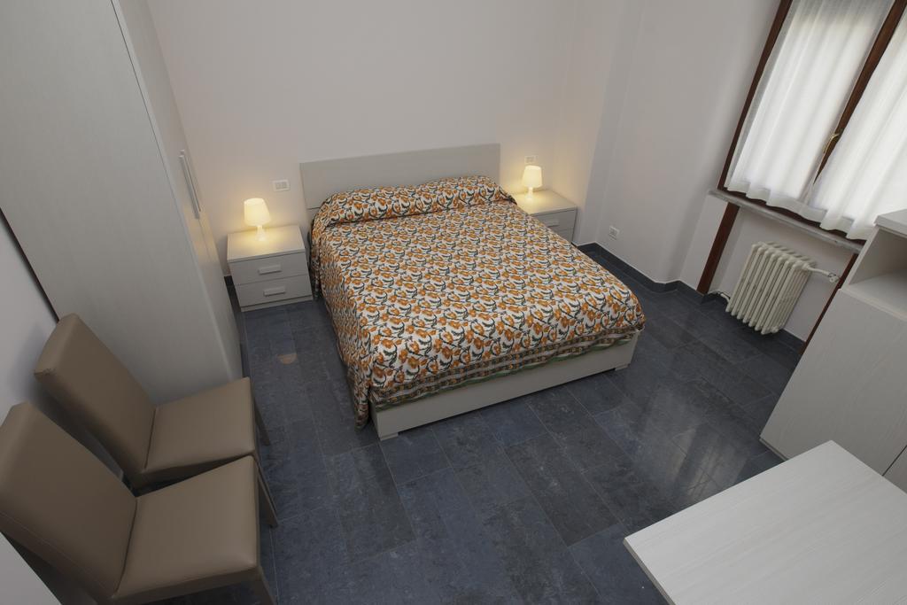Italy Inn Генуа Стая снимка