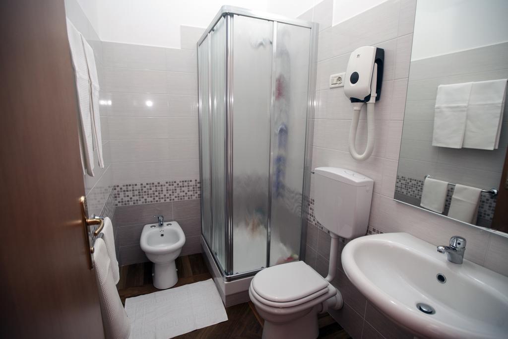 Italy Inn Генуа Стая снимка