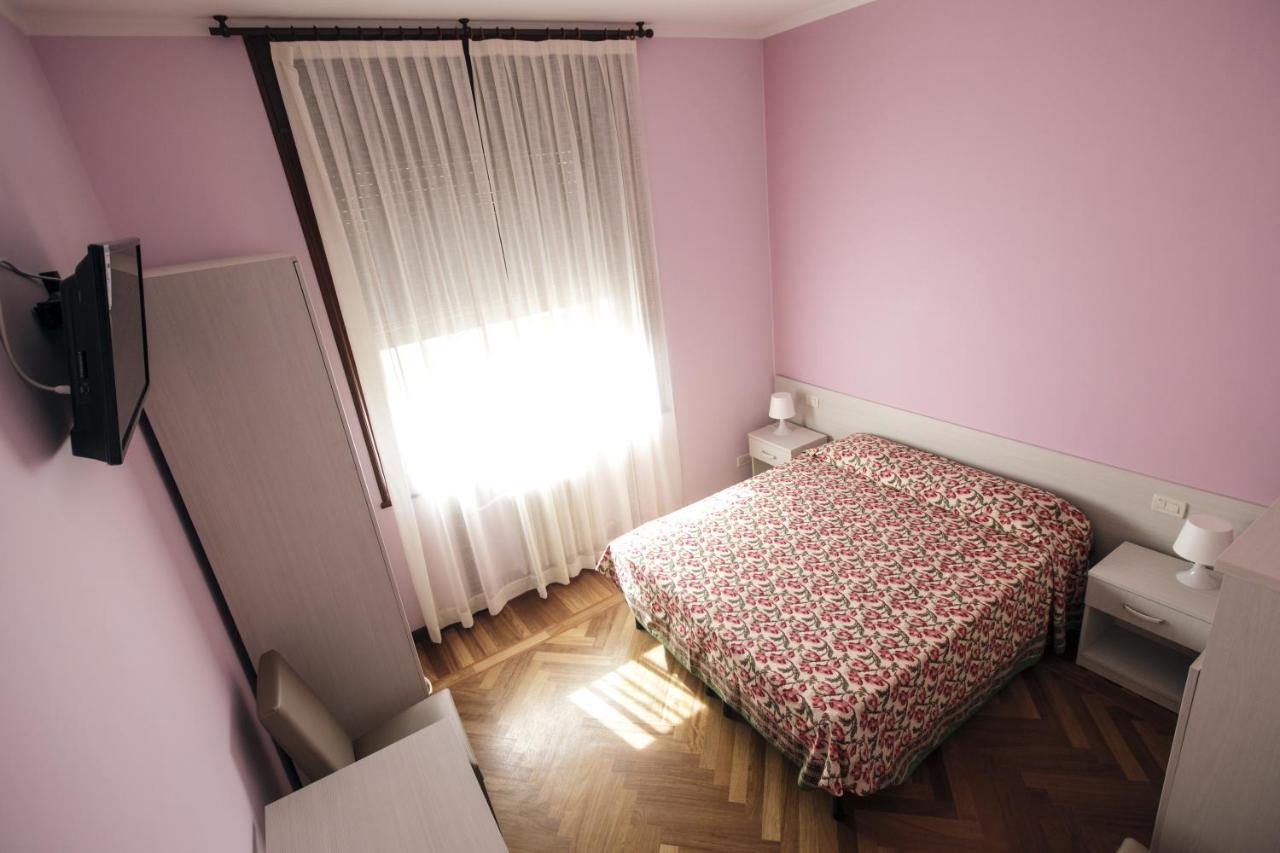 Italy Inn Генуа Стая снимка