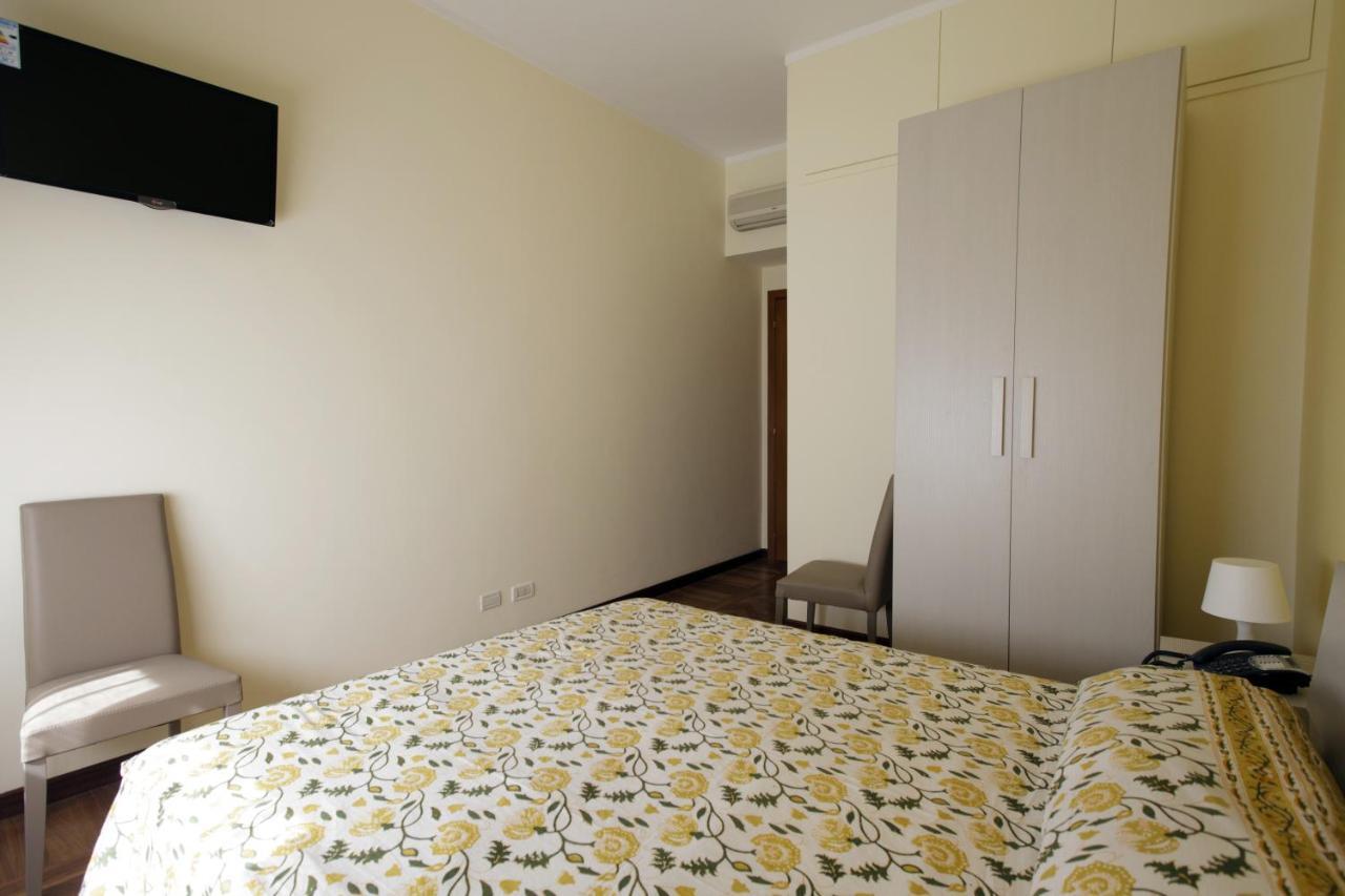 Italy Inn Генуа Стая снимка